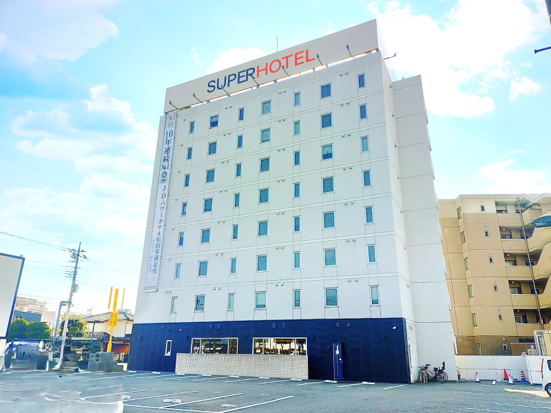 スーパーホテル甲府昭和インターの甲府昭和ICから車で2分の好立地、駐車場も完備