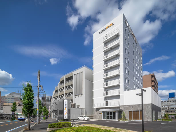 スーパーホテル埼玉・川越の本川越駅から徒歩5分の好立地、駐車場も完備